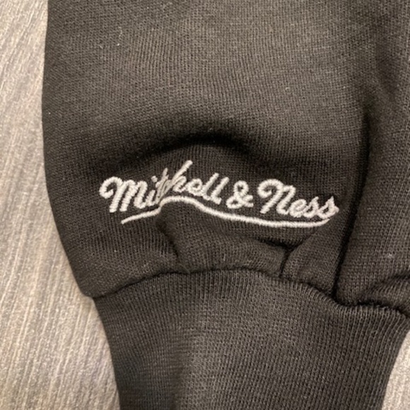 Mitchell & Ness Vancouver Grizzlies Classic Logo Black Hoodie Size S NWT - Picture 6 of 9